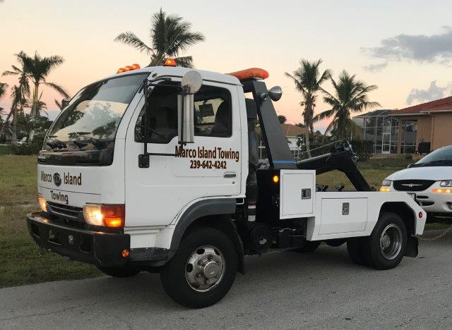 Wheel lift truck